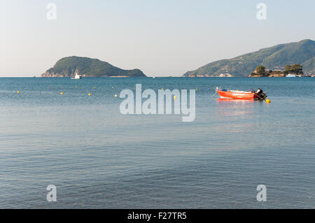 Dans l'embarcation de la baie de Laganas avec l'Île Marathonisi en arrière-plan, l'île de Zakynthos, Grèce Banque D'Images