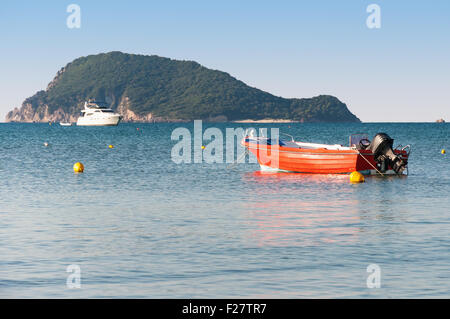 Dans l'embarcation de la baie de Laganas avec l'Île Marathonisi en arrière-plan, l'île de Zakynthos, Grèce Banque D'Images