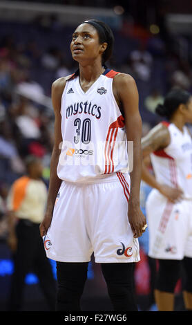 Washington, DC, USA. 13 Sep, 2015. 20150913 - Washington Mystics avant LaToya Sanders (30) figure dans la seconde moitié contre les Atlanta Dream au Verizon Center à Washington. Le rêve a défait les mystiques, 73-71. Credit : Chuck Myers/ZUMA/Alamy Fil Live News Banque D'Images