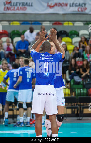 Boîte de cuivre Arena, London, UK. 13e Septembre 2015. Luis Jovetino-Venceslau célèbre un point avec ses collègues de l'équipe. Le VfB Friedrichshafen beat PGE Skra Warszawa 3-0 (25-21, 25-21, 25-20) Credit : Imageplotter/Alamy Live News Banque D'Images