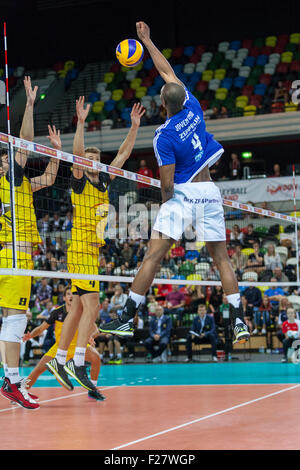 Boîte de cuivre Arena, London, UK. 13e Septembre 2015. Jovenito Luis Venceslau hits un point au filet. Le VfB Friedrichshafen beat PGE Skra Warszawa 3-0 (25-21, 25-21, 25-20) Credit : Imageplotter/Alamy Live News Banque D'Images