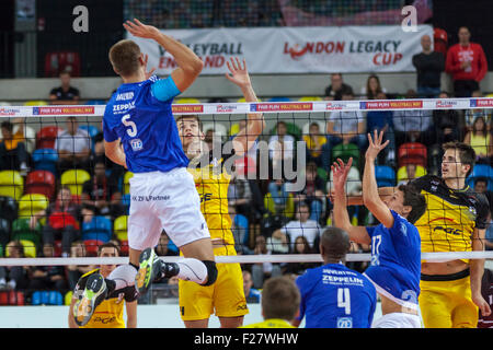 Boîte de cuivre Arena, London, UK. 13e Septembre 2015. L'Nalobin VfB Aleksey (5) attaque au filet. Le VfB Friedrichshafen beat PGE Skra Warszawa 3-0 (25-21, 25-21, 25-20) Credit : Imageplotter/Alamy Live News Banque D'Images