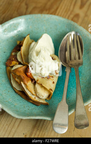 Une banane et chocolat au lait crêpes avec de la crème. 'Small' plaque doux repas food UK Banque D'Images