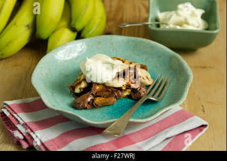 Une banane et chocolat au lait crêpes avec de la crème. 'Small' plaque doux repas food UK Banque D'Images