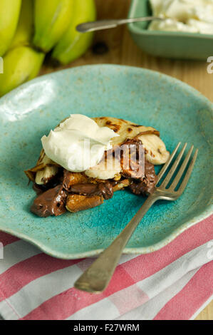 Une banane et chocolat au lait crêpes avec de la crème. 'Small' plaque doux repas food UK Banque D'Images