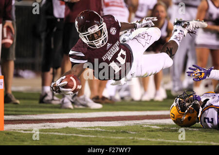 Mississippi State RB, Brandon Holloway (10 plongées) pour la ligne de but au cours de la NCAA Football match entre la LSU Tigers et Mississippi State à Davis Wade Stadium de STARKVILLE, MS. Chuck lécher/CSM Banque D'Images