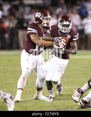 Mississippi State QB, Dak Prescott (15) gère le ballon à RB, Brandon Holloway (10) au cours de la NCAA Football match entre la LSU Tigers et Mississippi State à Davis Wade Stadium de STARKVILLE, MS. Chuck lécher/CSM Banque D'Images