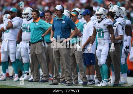 SEP 13, 2015 : l'entraîneur-chef des Dolphins de Miami Joe Philbin se dresse sur la ligne de touche lors du duel entre l'ouverture de la saison et les Dolphins de Miami, les Redskins de Washington à FedEx Field à Landover, MD. Les Dauphins défait les Redskins 17-10 Banque D'Images