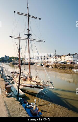 Harbour port ville de Pornic, Bretagne, France. À la recherche de centre-ville avec le Château de Pornic château médiéval restauré sur la gauche Banque D'Images