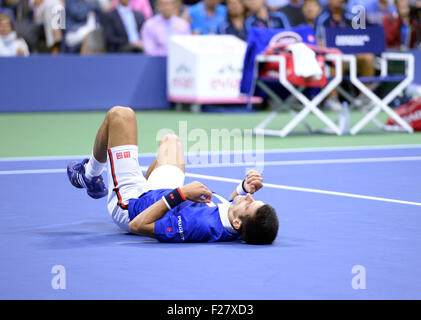 New York, USA. 13 Sep, 2015. Novak Djokovic la Serbie tombe vers le bas pendant la finale du tournoi contre la Suisse de Roger Federer à l'US Open 2015 à New York, États-Unis, le 13 septembre, 2015. Credit : Yin Bogu/Xinhua/Alamy Live News Banque D'Images