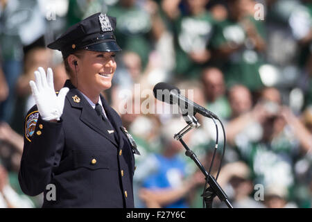 East Rutherford, New Jersey, USA. 13 Sep, 2015. Agent de police de la ville de New York Lauren Leggio chante l'hymne national avant le match de la NFL entre les Cleveland Browns et les New York Jets à MetLife Stadium à East Rutherford, New Jersey. Les Jets de New York a gagné 31-10. Christopher Szagola/CSM/Alamy Live News Banque D'Images