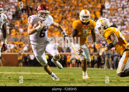 12 septembre 2015 : Baker Mayfield # 6 de l'Oklahoma Sooners exécute la balle pendant la NCAA Football match entre l'Université du Tennessee et de l'Oklahoma Sooners bénévoles à Neyland Stadium à Knoxville, TN/CSM Gangloff Tim Banque D'Images