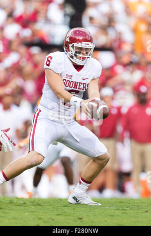 12 septembre 2015 : Baker Mayfield # 6 de l'Oklahoma Sooners mains le ballon au cours de la NCAA Football match entre l'Université du Tennessee et de l'Oklahoma Sooners bénévoles à Neyland Stadium à Knoxville, TN/CSM Gangloff Tim Banque D'Images