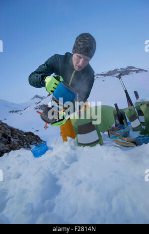 L'homme préparer les repas prêts à l'bivouac, Tyrol, Autriche Banque D'Images