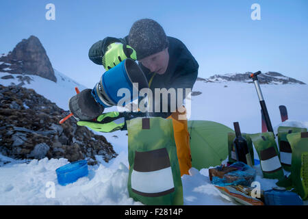 L'homme préparer les repas prêts à l'bivouac, Tyrol, Autriche Banque D'Images