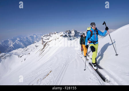 Ski alpinisme escalade sur la montagne enneigée, Tyrol, Autriche Banque D'Images