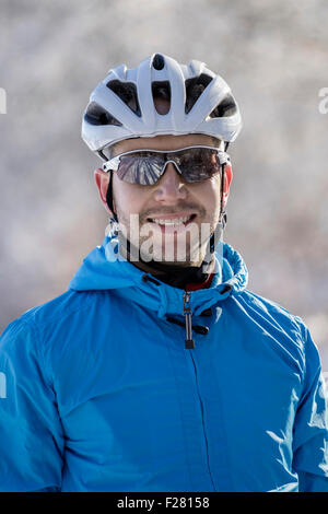 Portrait de mountain biker smiling, Bavière, Allemagne Banque D'Images