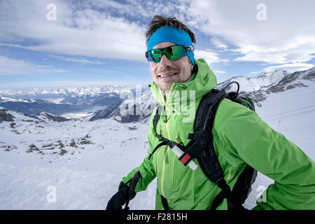 Ski debout sur la montagne enneigée, Zell am See, Autriche Banque D'Images