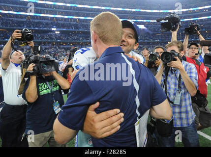 Sep 13, 2015 : Dallas Cowboys quarterback Tony Romo # 9 hugs entraîneur-chef Dallas Cowboys Jason Garrett après un match de football américain NFL entre les Giants de New York et les Cowboys de Dallas à AT&T Stadium à Arlington, TX Dallas battu New York 27-26 Albert Pena/CSM Banque D'Images