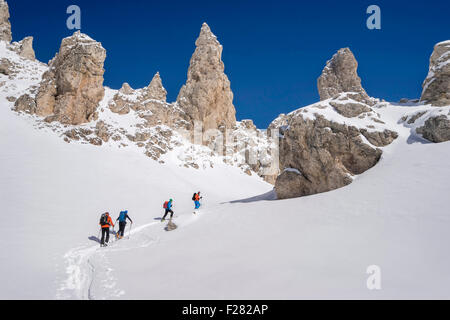 Ski alpinisme escalade sur le pic enneigé, Val Gardena, Trentino-Alto Adige, Italie Banque D'Images