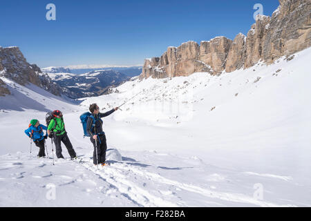 Ski alpinisme escalade sur la montagne enneigée, Val Gardena, Trentino-Alto Adige, Italie Banque D'Images