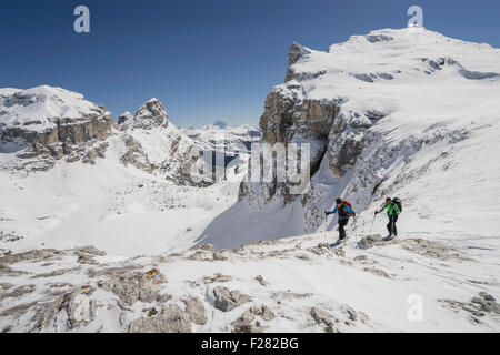 Ski alpinisme escalade sur la montagne enneigée, Val Gardena, Trentino-Alto Adige, Italie Banque D'Images