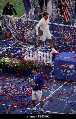 New York, USA. 13 Sep, 2015. Novak Djokovic la Serbie reçoit le trophée US Open comme des serpentins volent dans l'air après Djokovic bat Federer 6-4, 5-7, 6-4, 6-4 en finale de l'US Open à Flushing Meadows, New York dans l'après-midi du 13 septembre 2015. Federer est vu en arrière-plan avec les Gagnants suivants. Crédit : Adam Stoltman/Alamy Live News Banque D'Images