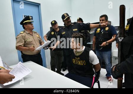 Tumbes, Pérou. 13 Sep, 2015. Trafiquant de drogue présumés policiers guard Gerald Oropeza (C) à Tumbes, Pérou, le 13 septembre, 2015. Gerald Oropeza, un présumé trafiquant de drogue sur le Pérou ?s plus recherchés, a été arrêté dans une opération conjointe de l'Institut équatorien et péruvien de l'unité de lutte contre la drogue dans l'État équatorien de Santa Elena. Credit : Juan Carlos Guzman Negrini/ANDINA/Xinhua/Alamy Live News Banque D'Images