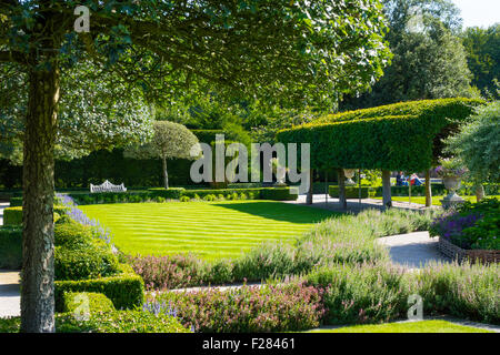 Le Jardin d'été avec charme Hedges et portugais Laural Arches à Holker Hall Cumbria UK Banque D'Images