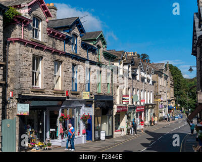 Rue principale Grange Over Sands Cumbria est populaire pour ses nombreuses petites boutiques indépendantes Banque D'Images