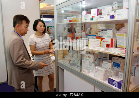 Phnom Penh, Cambodge. 14Th Sep 2015. Les gens regardent les produits médicaux pharmaceutiques au cours d'une expo à Phnom Penh, capitale du Cambodge, le 14 septembre, 2015. Le Cambodge a organisé la première exposition internationale sur l'industrie pharmaceutique et médicale le lundi en vue d'encourager le développement de ce nouveau secteur, ont dit. © Sovannara/Xinhua/Alamy Live News Banque D'Images