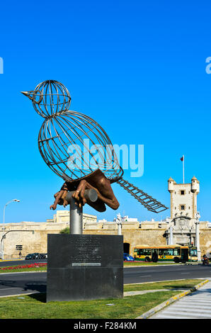 Sculpture oiseau en cage, Pájaro-Jaula, par Luis Quintero, Plaza de la Constitucion, Cádiz, Andalousie, Espagne Banque D'Images