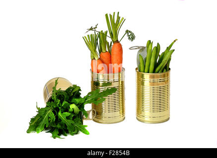 Trois boîtes de conserve alimentaires avec des carottes, haricots verts et de roquette ou rocket Banque D'Images