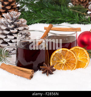 Vin chaud de Noël en verre avec de l'alcool d'hiver neige Banque D'Images