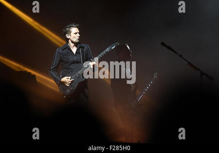 Berlin, Allemagne. 13 Sep, 2015. Matthew Bellamy musicien de groupe britannique Muse exécute dans l'étape au cours de la fête de la musique 18/12/06 sur l'ancien aéroport de Tempelhof à Berlin, Allemagne, 13 septembre 2015. Photo : Britta Pedersen/dpa/Alamy Live News Banque D'Images