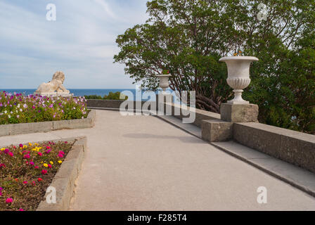 Vue du chemin dans le parc de la mer Noire à Vorontsovsky, dans la ville d'Alupka dans la péninsule de Crimée Banque D'Images