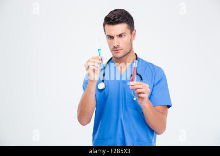 Portrait d'un homme médecin avec tube à essai isolé sur fond blanc Banque D'Images