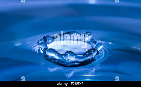 Goutte d'eau tombant sur le niveau de l'eau Banque D'Images