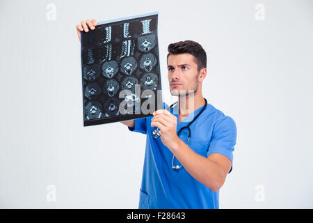 Portrait of a handsome male doctor looking at x-ray photo de cerveau isolé sur fond blanc Banque D'Images
