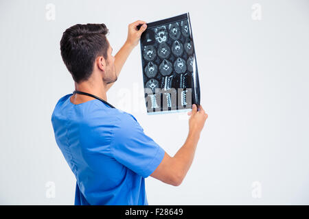 Vue arrière portrait of a male doctor looking at x-ray photo de cerveau isolé sur fond blanc Banque D'Images
