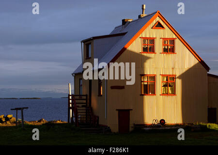 Bâtiment de fer vêtu sur Flatey au lever du soleil, l'île de Flatey, l'Islande, l'Europe. Banque D'Images