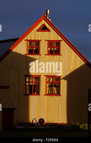 Bâtiment de fer vêtu sur Flatey au lever du soleil, l'île de Flatey, l'Islande, l'Europe. Banque D'Images