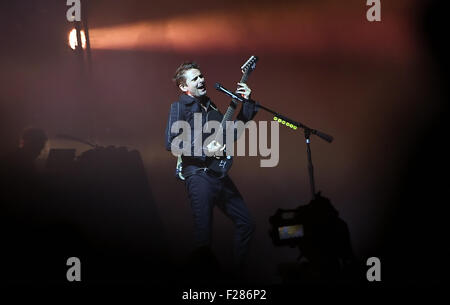 Berlin, Allemagne. 13 Sep, 2015. Matthew Bellamy musicien de groupe britannique Muse exécute dans l'étape au cours de la fête de la musique 18/12/06 sur l'ancien aéroport de Tempelhof à Berlin, Allemagne, 13 septembre 2015. Photo : Britta Pedersen/dpa/Alamy Live News Banque D'Images