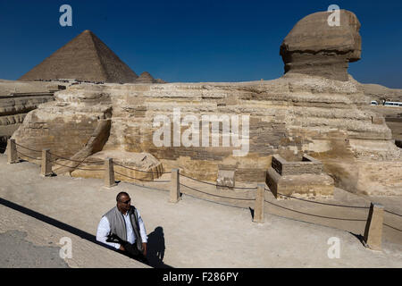 Le Caire. 14Th Sep 2015. Photo prise le 21 novembre 2014 montre un membre de la force de sécurité gardant les sphinx suivant pour les grandes pyramides de Gizeh, Egypte. Les forces de sécurité égyptiennes sur Septembre 14, 2015 Tué par erreur 12 personnes et blessé 10 autres dans la région du désert de l'ouest du pays d'Al-Wahat, le site internet d'information Al-Ahram a rapporté. © Cui Xinyu/Xinhua/Alamy Live News Banque D'Images