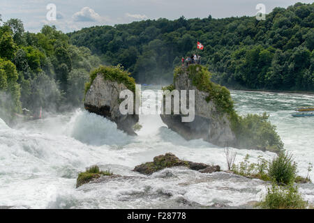 Rheinfall, roches avec une plate-forme d'observation et le drapeau suisse au vent, Neuhausen am Rheinfall, canton de Schaffhouse Banque D'Images