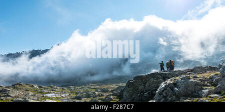 Silhouette de trois randonneurs en face de nuages, petits lacs de montagne, la région de Klaffersee, Klafferkessel, Greifenberg 2618m Banque D'Images