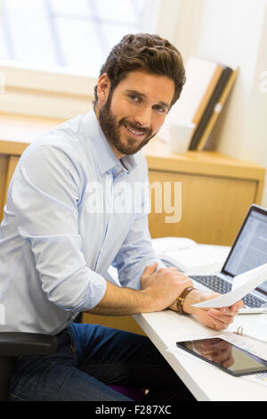 Portrait d'homme barbu en poste à la caméra. Banque D'Images