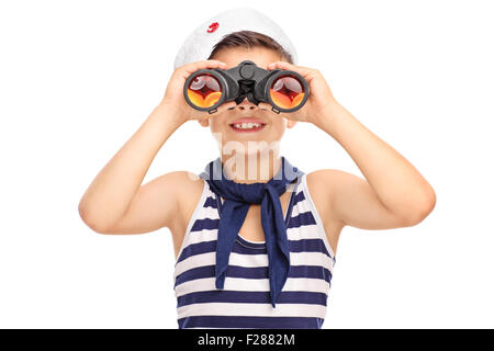 Portrait d'un peu sailor boy looking through binoculars isolé sur fond blanc Banque D'Images