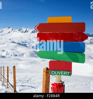 Vue sur le domaine de ski dans la vallée de la Tarentaise, France. Banque D'Images