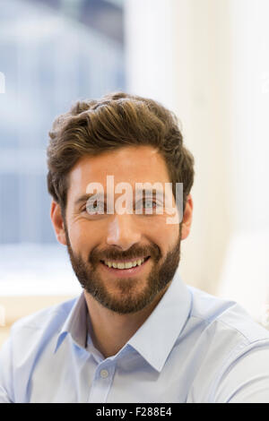 Beau Portrait d'homme barbu au pouvoir à la caméra. Banque D'Images